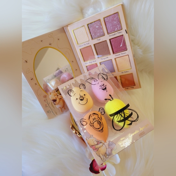 💕💕WINNIE-THE-POOH EYESHADOW PALETTE AND COSMETIC SPONGES💕💕 - Picture 2 of 11